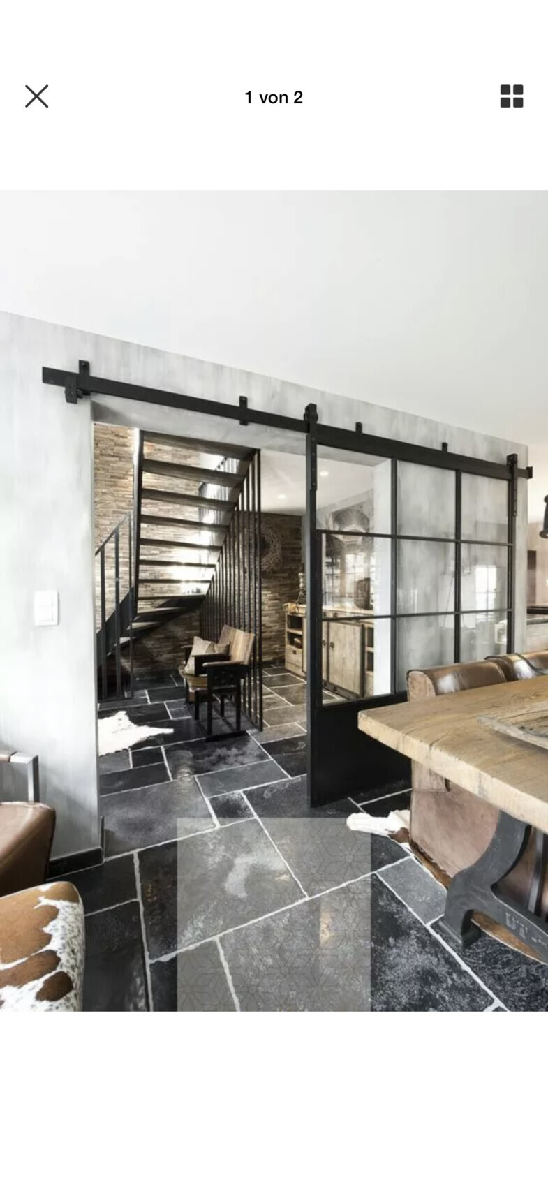 moderne-kueche-und-essbereich-mit-stahl-treppen-und-glas-schiebetuer.jpg