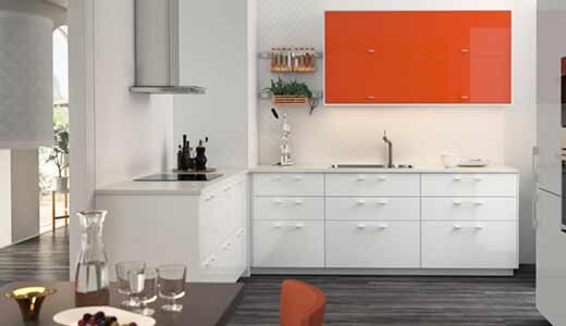 Moderne Küche mit weißen Schränken und orangen oberen Schränken in hellem Raum.