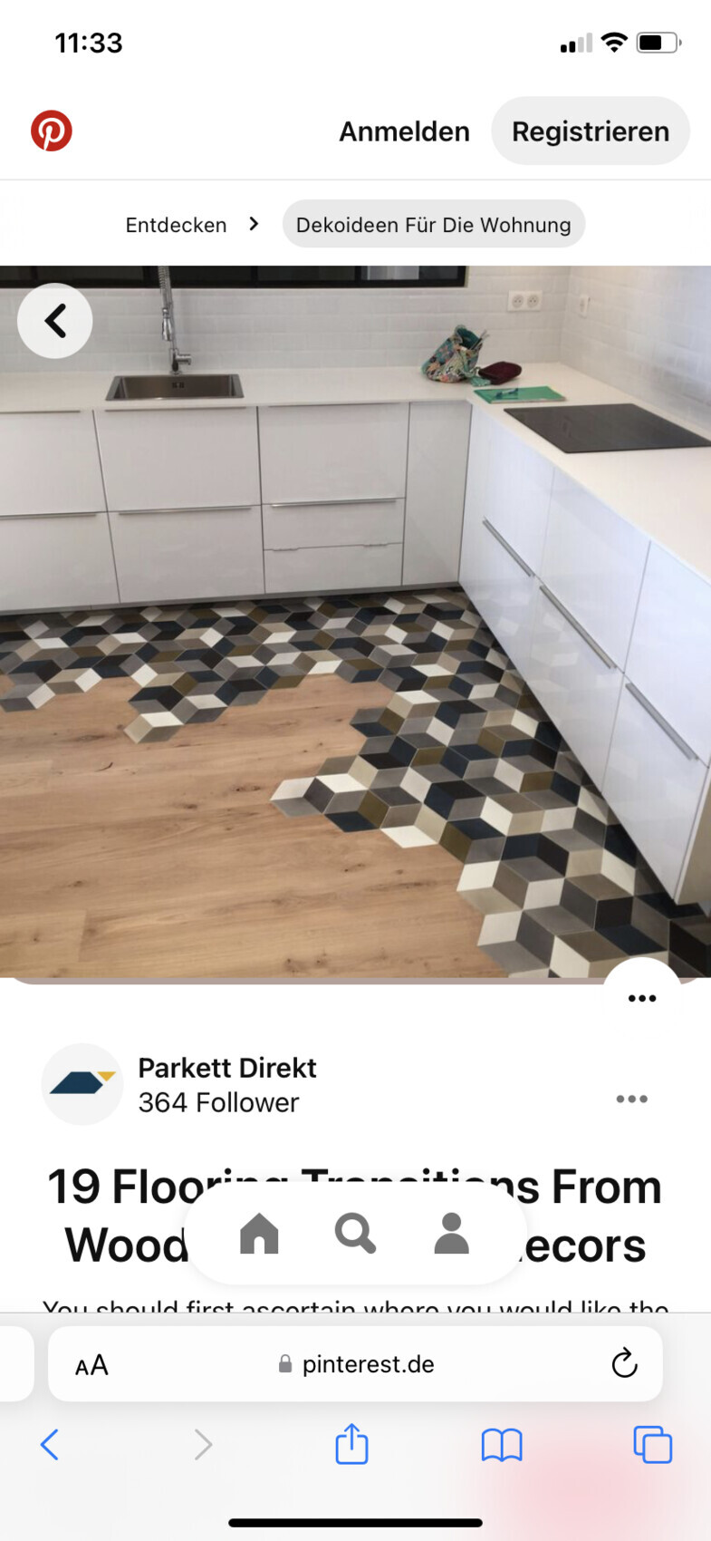 Moderne Küche mit weißen Schränken, Spüle links, Induktionsfeld; kubische Fliesen in Schwarz, Weiß.