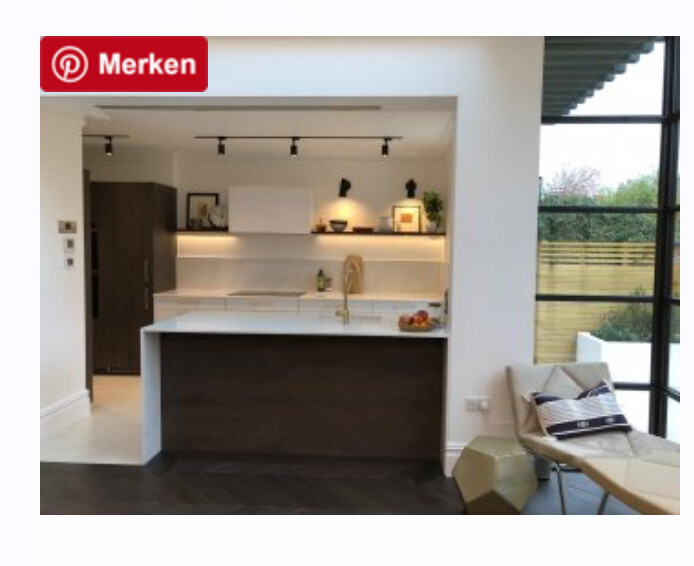 Moderne Küche mit Insel und offenem Wohnbereich