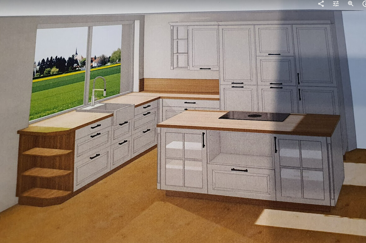 Moderne weiße Küchenmöbel mit Holz-Arbeitsplatten, Insel und Spüle vor Fenster.