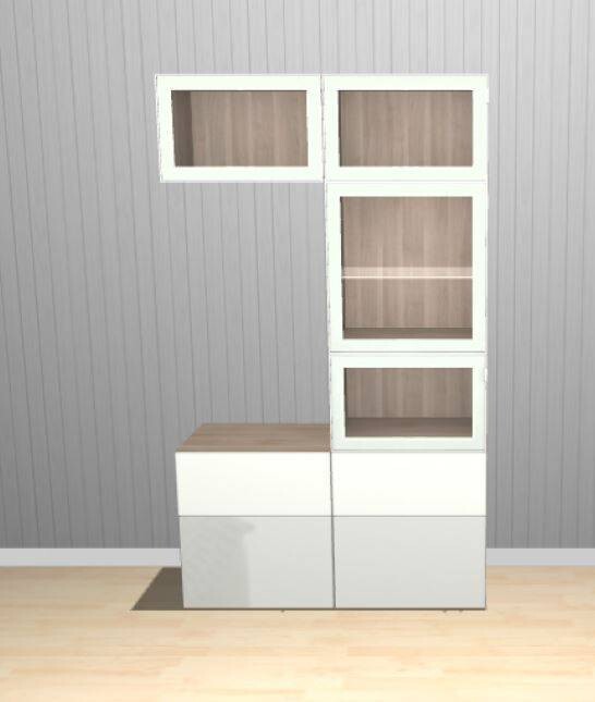 Modulares Möbelstück aus weißen Schränken mit Holztops und Glasfronten vor grauer Wand.