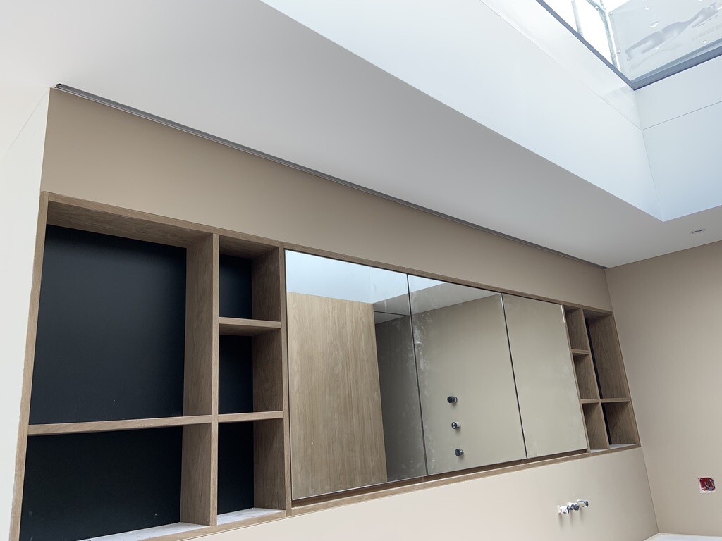 Moderne Einbauküche mit Holzregalen, dunkler Rückwand und spiegelnden Fronten