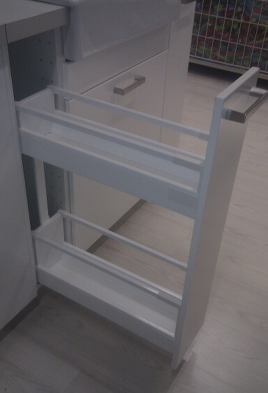 Weiße Küchen-Schublade mit drei leeren, ausziehbaren Regalböden und Führungsschienen.