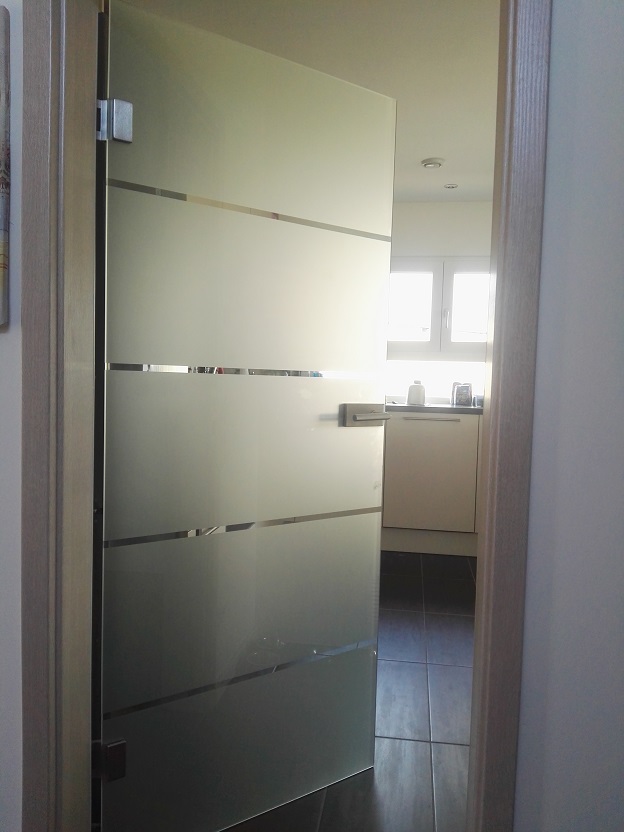 moderne-mattglas-tuer-kueche.jpg