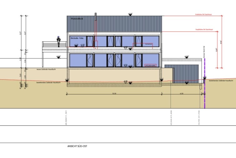 Moderne zweistöckige Hauszeichnung mit Terrasse, großen Fenstern, Maßlinien und Geländeprofil.