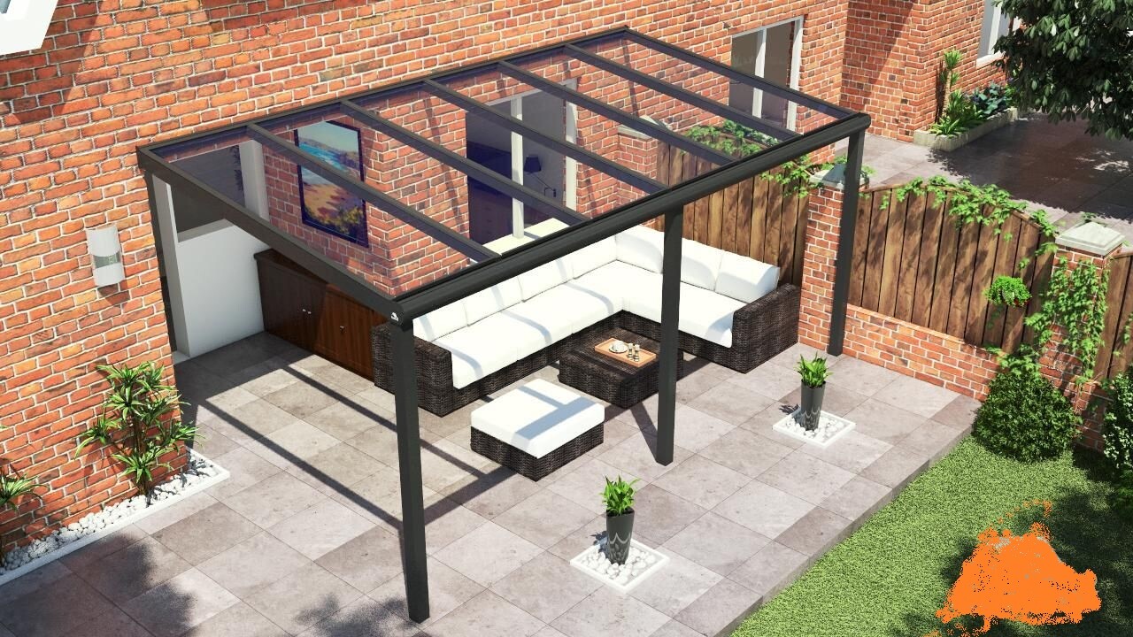 Gartenlounge unter schwarzer Pergola mit weißen Kissen auf Ecksofa aus Rattan im Hof.