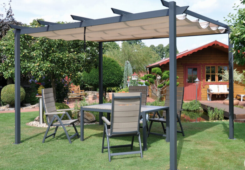Garten mit Pergola, Esstisch und Stühle unter Sonnensegel auf Gras; Gartenhaus im Hintergrund