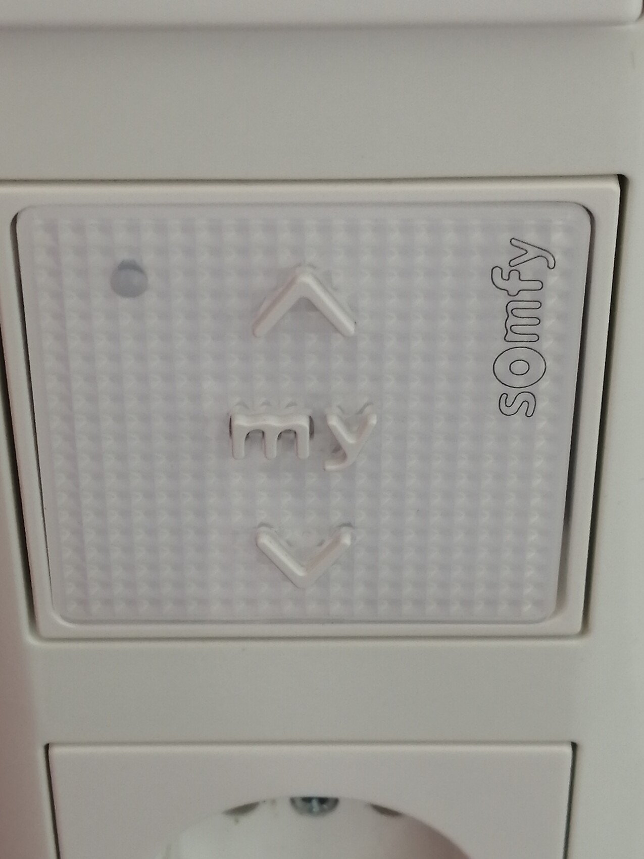 Weiße Somfy-Wandsteuerung mit Up-/Down-Tasten und My-Button