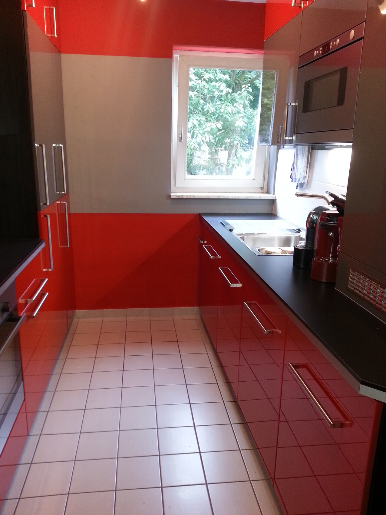 moderne-rote-kueche-mit-fenster-edelstahl-arbeitsplatte.jpg