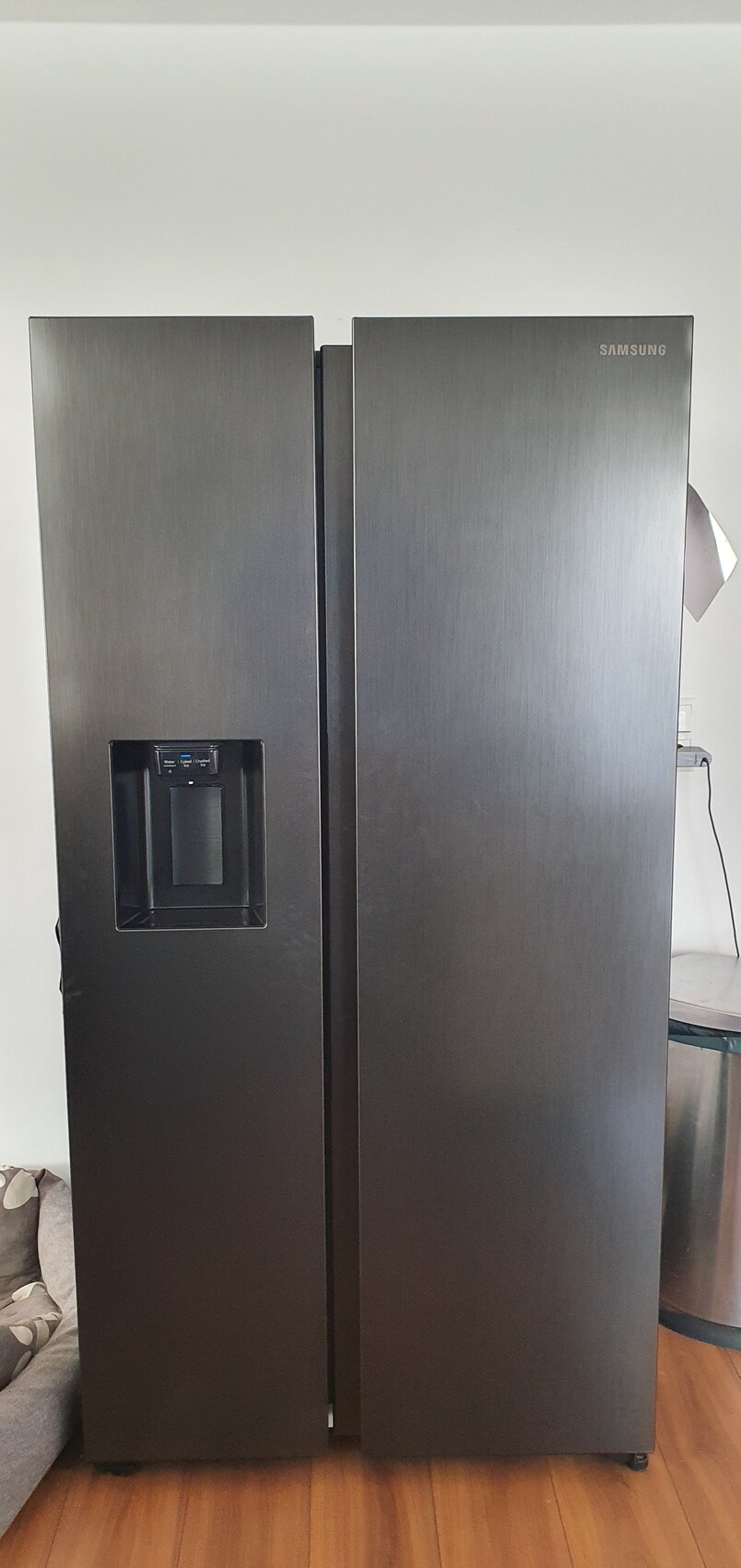 Großer schwarzer Samsung Side-by-Side-Kühlschrank mit Wasser-/Eisspender links