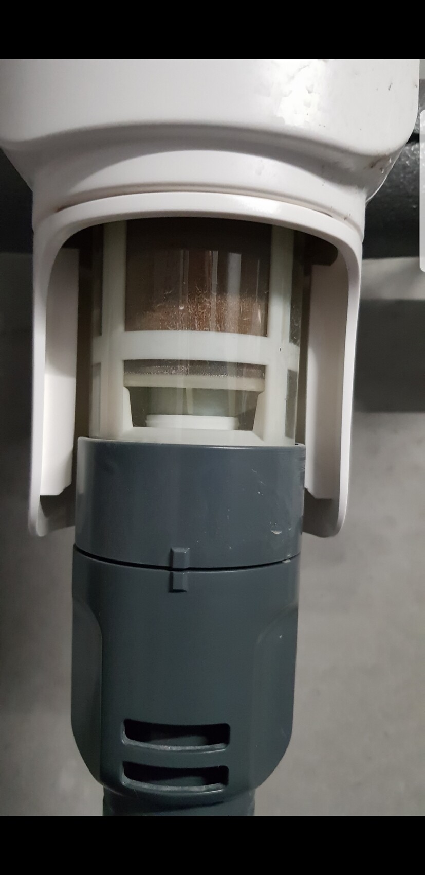 Nahaufnahme eines modernen Sanitärventils in einer Badinstallation