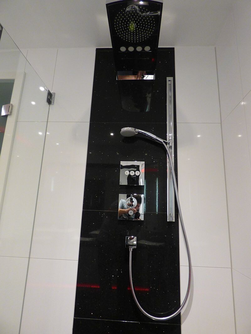 moderne-schwarze-dusche-duschpaneel-mit-handbrause-im-bad.JPG