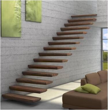 Moderne schwebende Holztreppe an heller Wand neben einer Wohnzimmer-Couch.