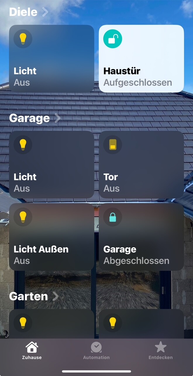 Smart-Home-Dashboard mit Kacheln: Licht Aus, Haustür Aufgeschlossen, Garage Abgeschlossen