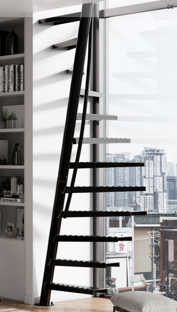 Schwarze Spiraltreppe neben großem Fenster mit Stadtblick; links Bücherregal.