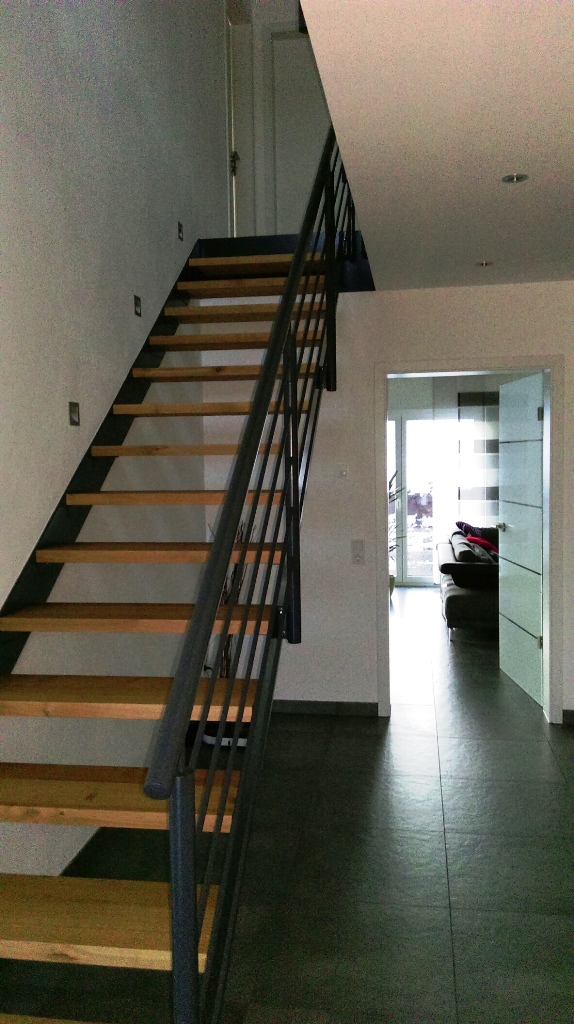 moderne-stahltreppe-holzstufen-wohnraum-eingangsbereich.jpg