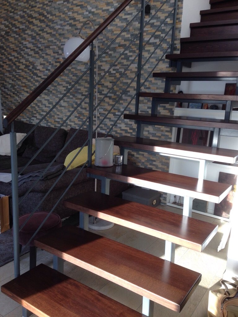 moderne-stahltreppe-holzstufen-wohnzimmer-inneneinrichtung.jpg