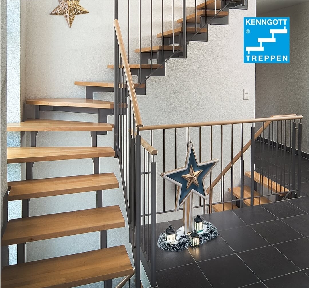 Moderne Treppe mit Holzstufen und Metallgeländer; Stern-Deko und Laternen.