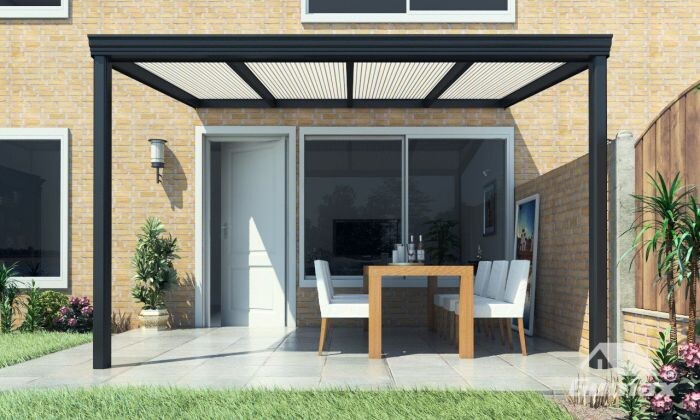 Überdachte Terrasse am Haus mit Esstisch und vier Stühlen unter einer schwarzen Pergola.