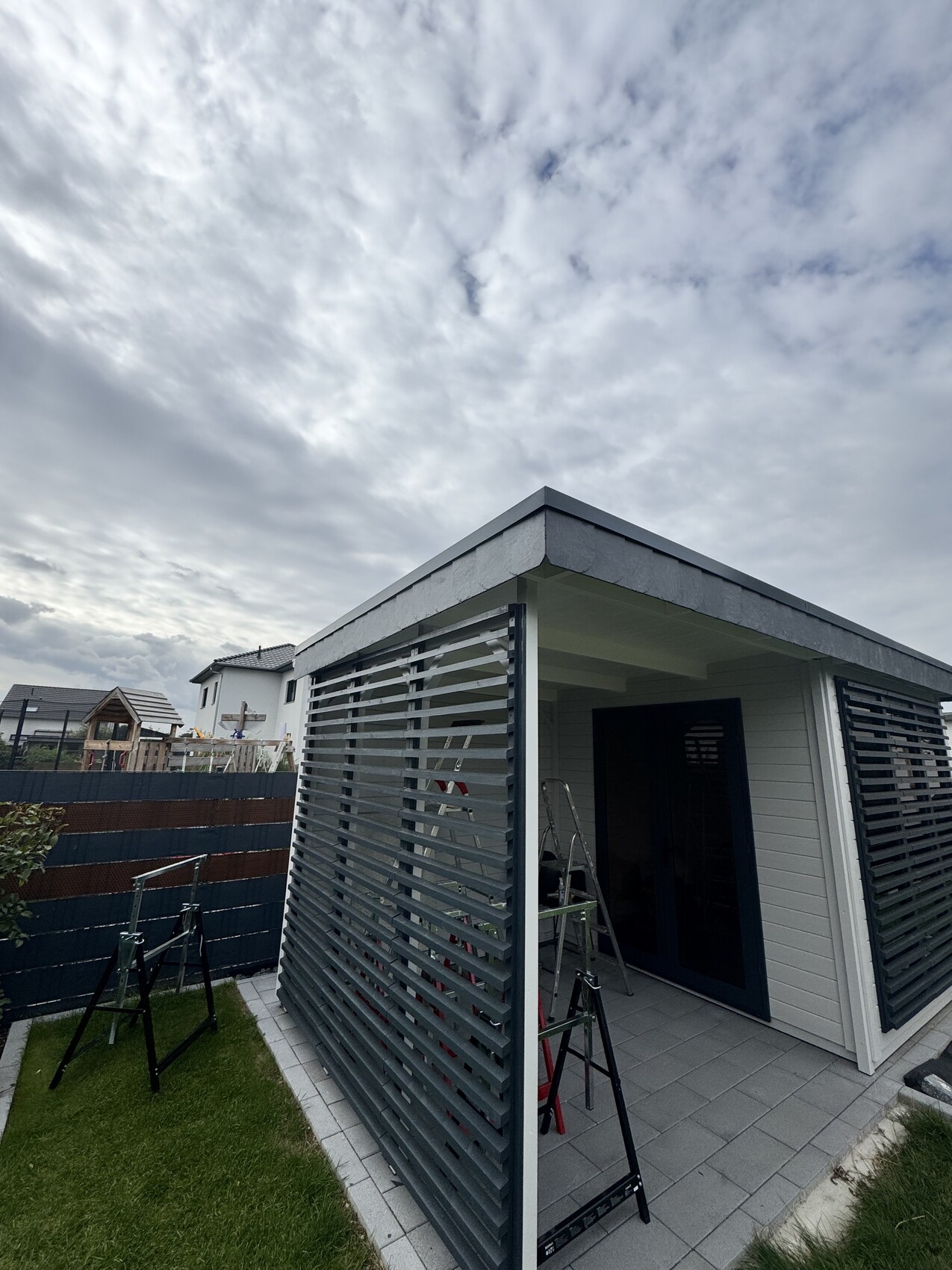 Moderne Terrasse außenansicht mit horizontalen Lattenverkleidungen, Gartenbereich