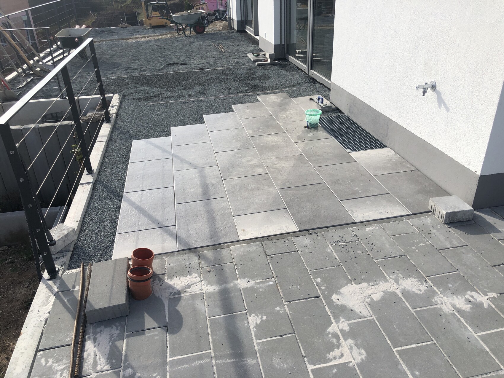 moderne-terrassenplatten-terrassenbelag-aussenbereich-baustelle.jpeg