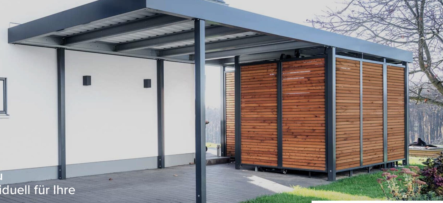 Moderne Überdachung am Haus mit Stahlrahmen und Holz-Sichtschutz auf Holzdeck