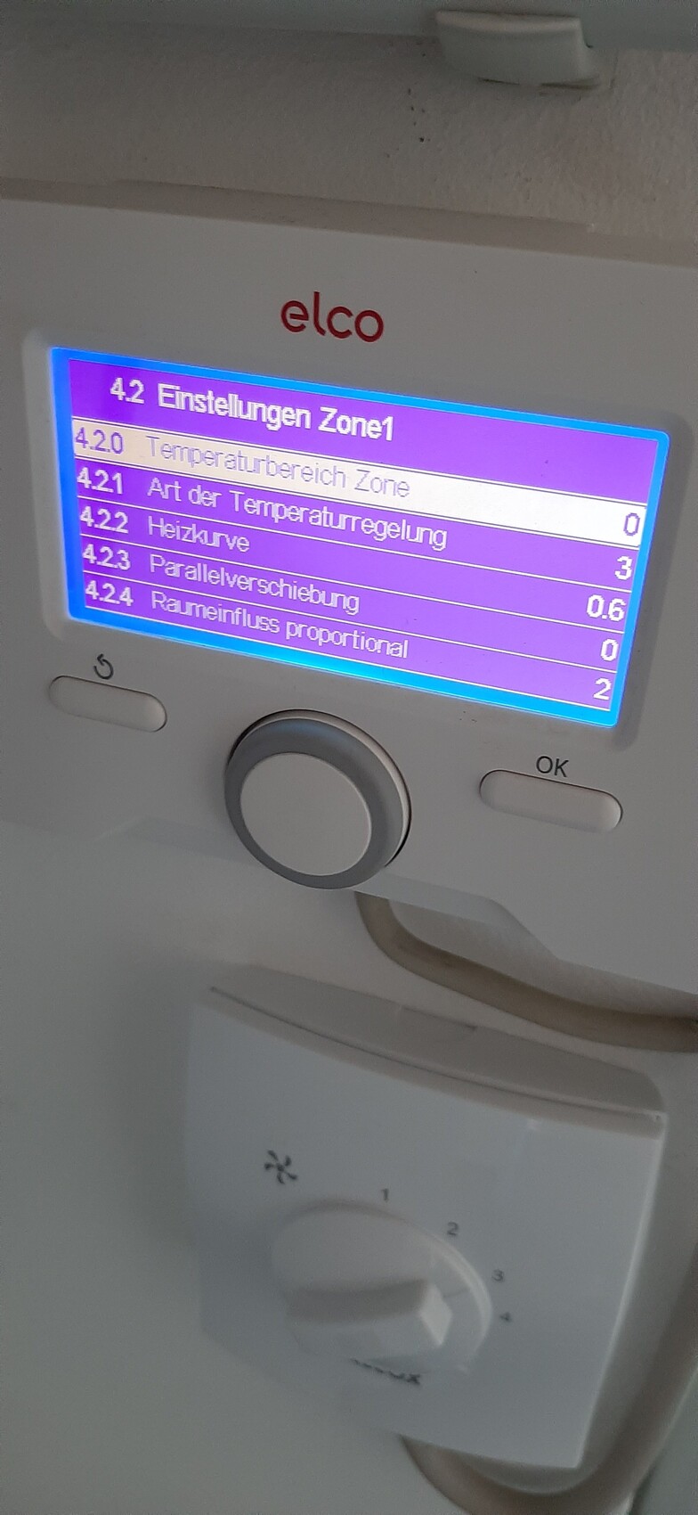 Elco-Thermostat mit blauem Display: Zone1-Einstellungen (Temperaturregelung, Heizkurve).