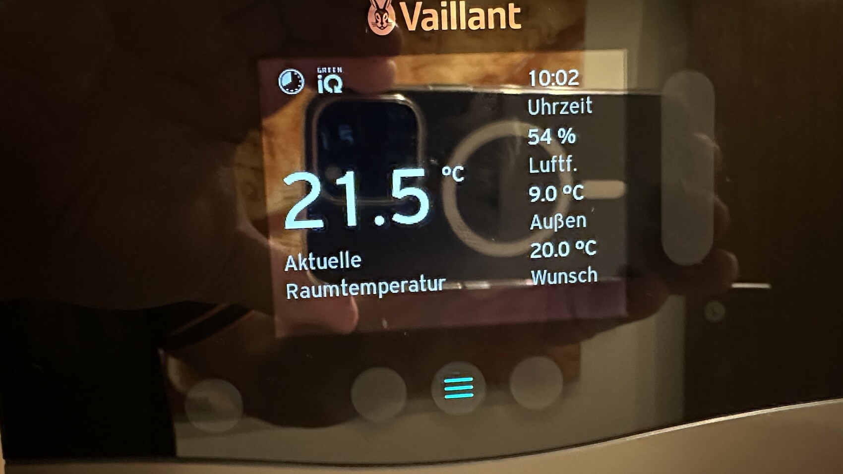 Vaillant Thermostat zeigt aktuelle Raumtemperatur 21.5°C und Uhrzeit 10:02.