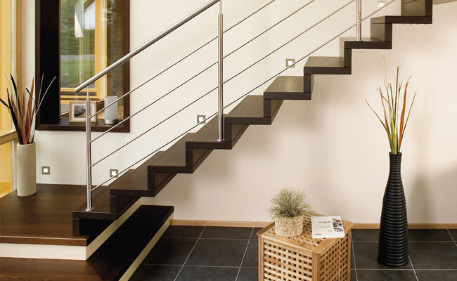 moderne-treppe-mit-edelstahl-gelander-und-holzstufen-im-wohnbereich.jpg
