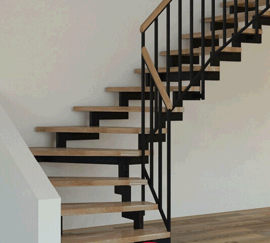 Moderne Innentreppe mit offenen Holzstufen und schwarzem Metallgeländer.