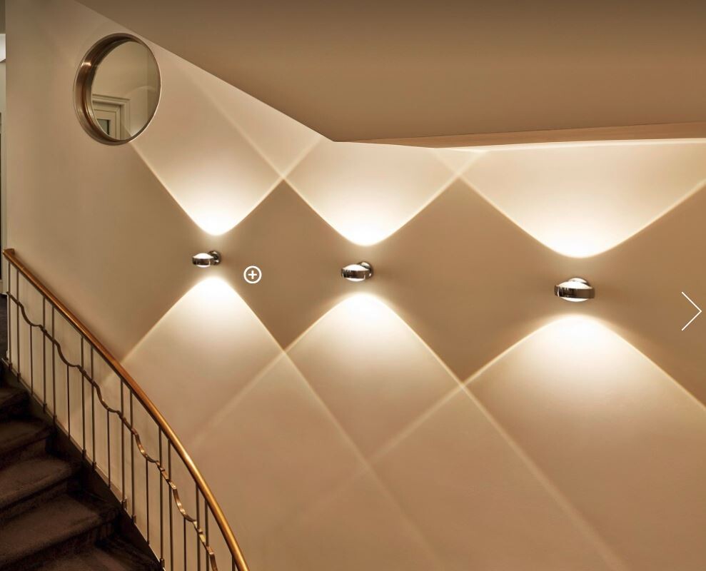 moderne-treppen-licht-wandbeleuchtung-spiegel-im-flur-aufgang.JPG