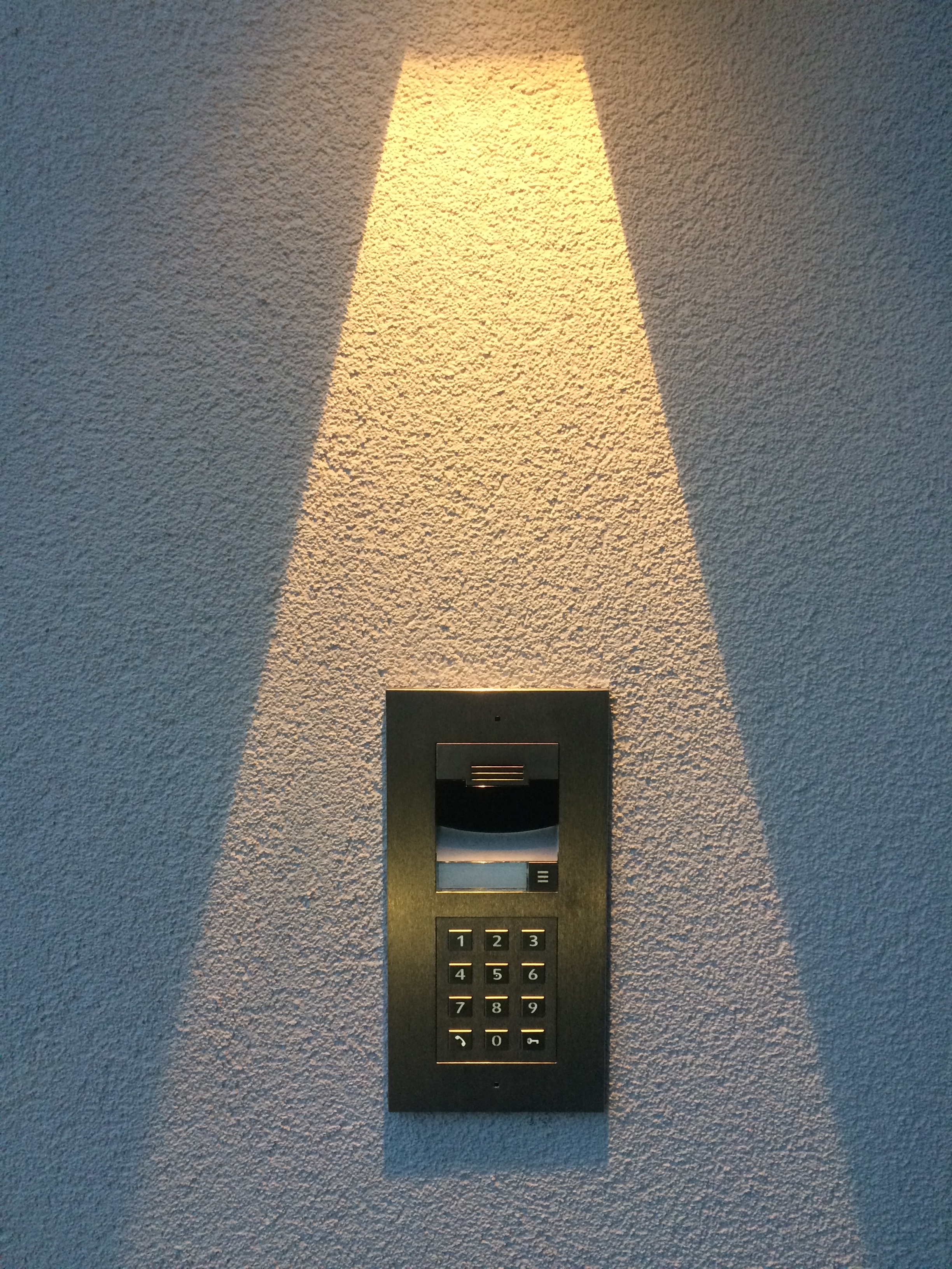 moderne-tuersprechanlage-mit-codepad-wandmontage.JPG