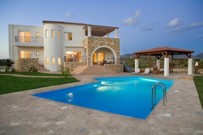 Moderne weiße Villa mit großem Pool, Terrasse und Pergola im Außenbereich.