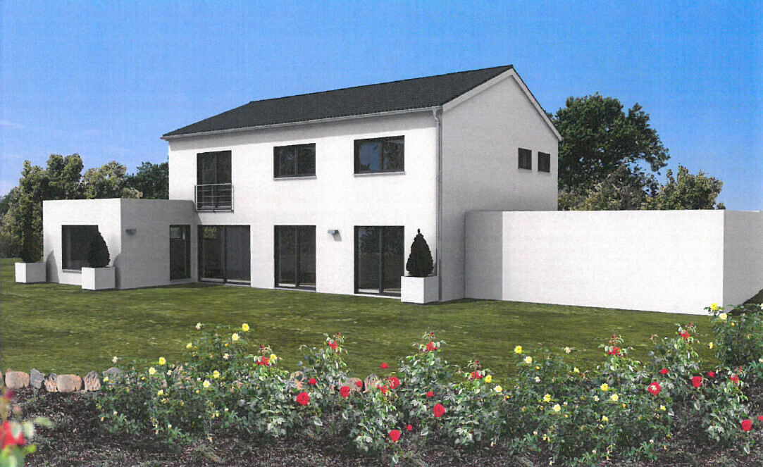 Weiße, moderne zweigeschossige Villa mit großen Glasfenstern und Gartenblumen.