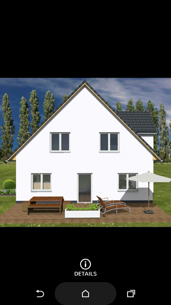 Weißes Einfamilienhaus mit Holzterrasse, Gartenmöbeln und Sonnenschirm