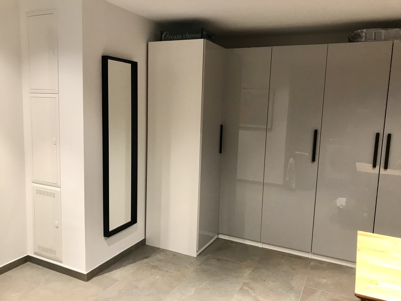 moderne-weisse-glas-wardrobe-mit-spiegel-im-eingangsbereich.jpeg
