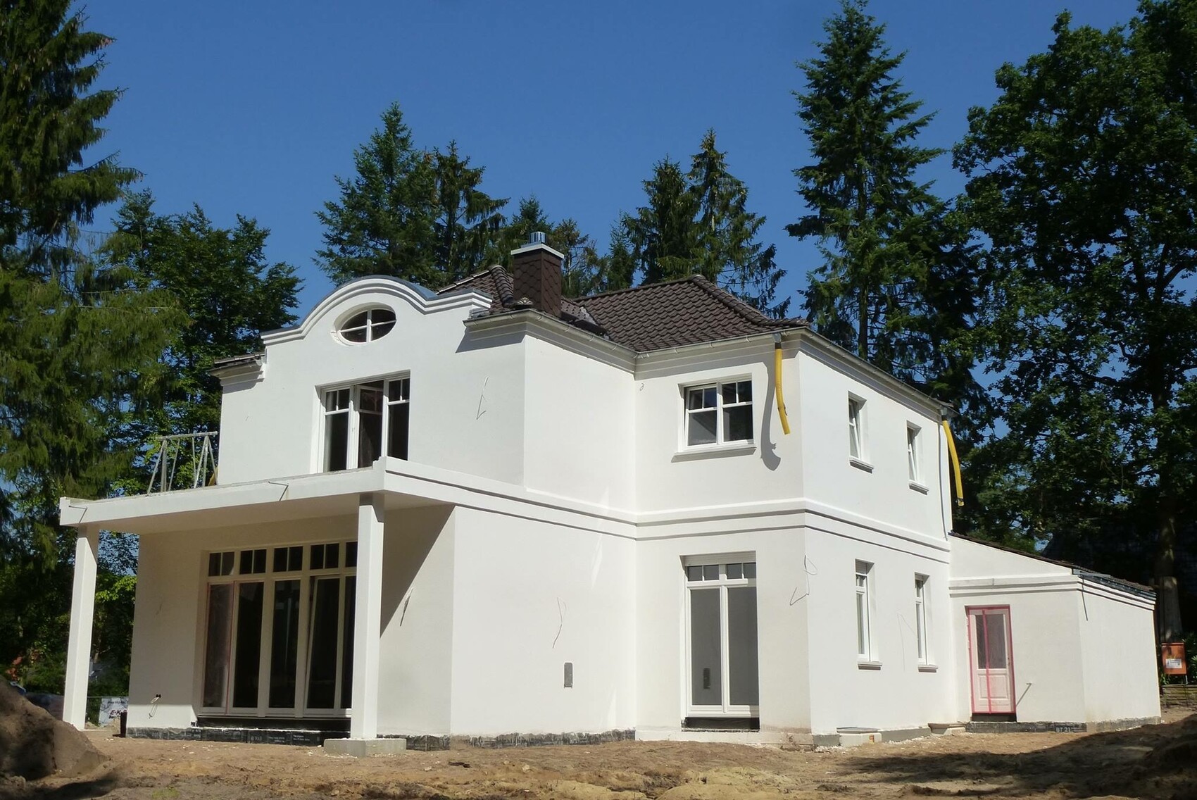 moderne-weisse-haus-aussenansicht-im-wald-bauphase.JPG