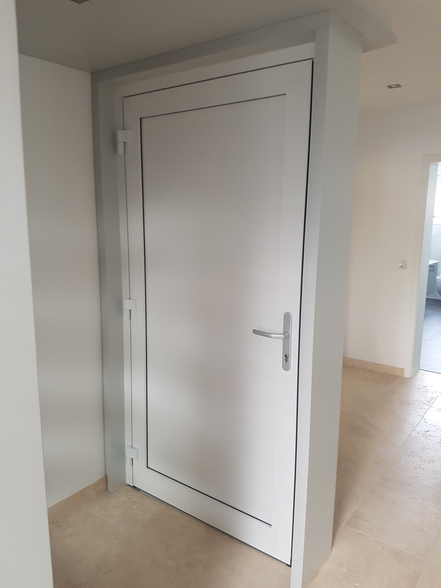 moderne-weisse-innentuer-im-flur.jpg