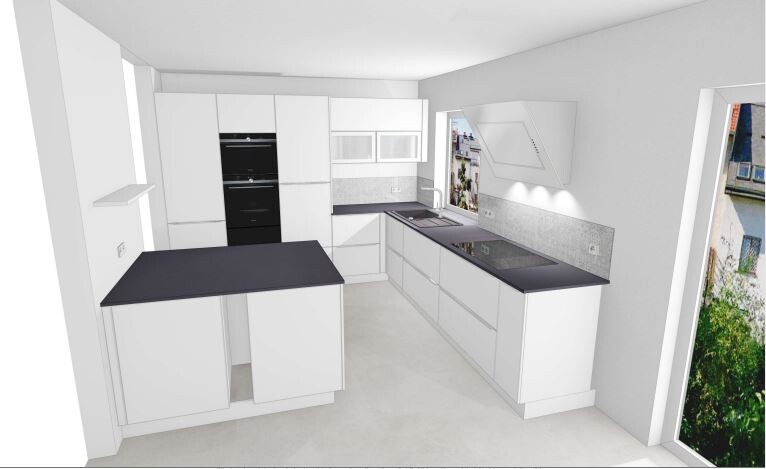 Moderne weiße Küche mit schwarzen Arbeitsplatten, Insel, Backofen und Fenster zur Außenansicht.