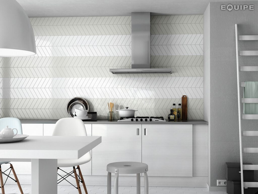 Moderne weiße Küche mit Dunstabzug, Herd, Chevron-Muster, Esstisch und Stühle