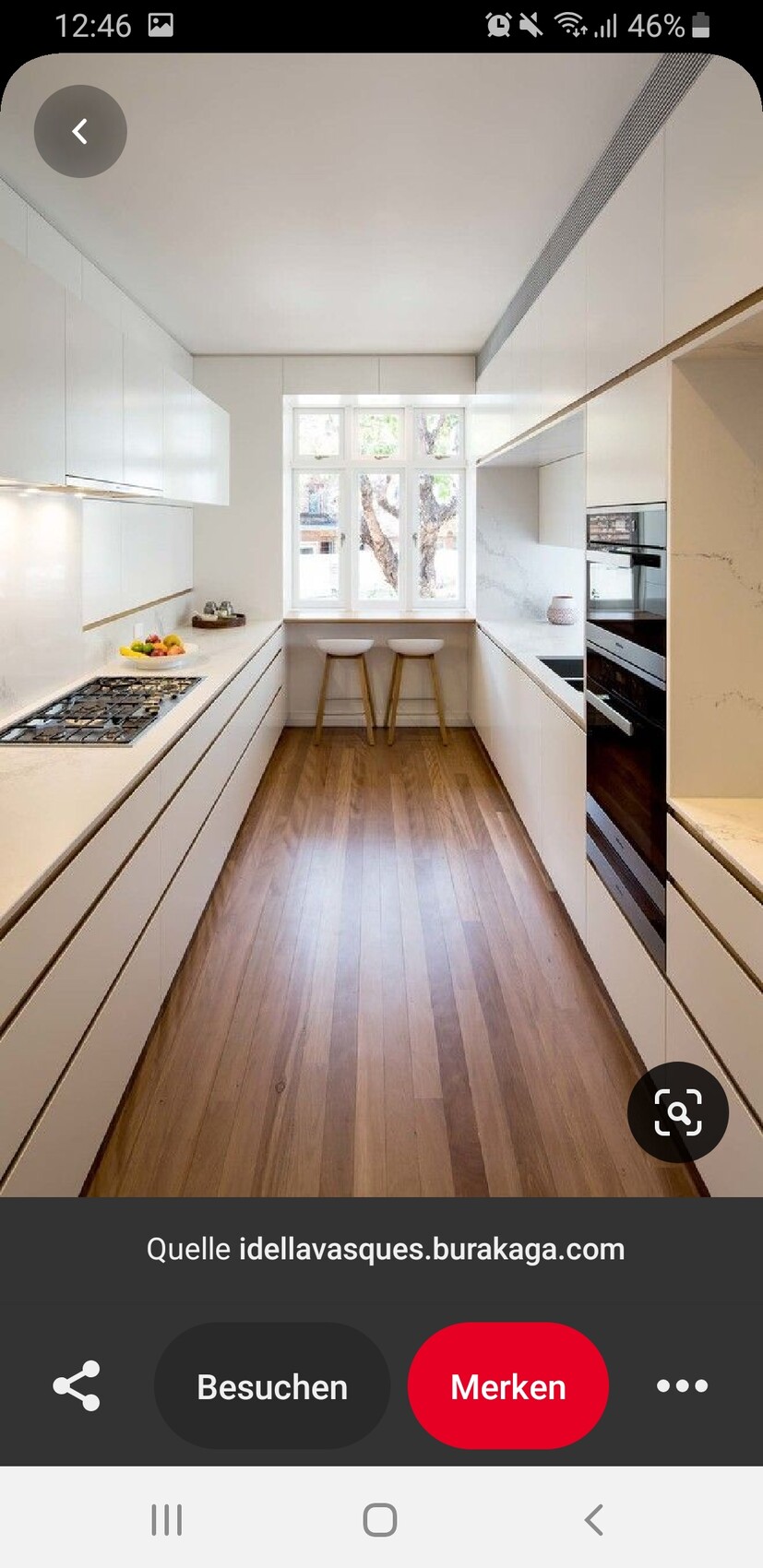 Moderne weiße Küche: lange Schränke beidseits, Holzfußboden, Fenster mit zwei Barhockern.