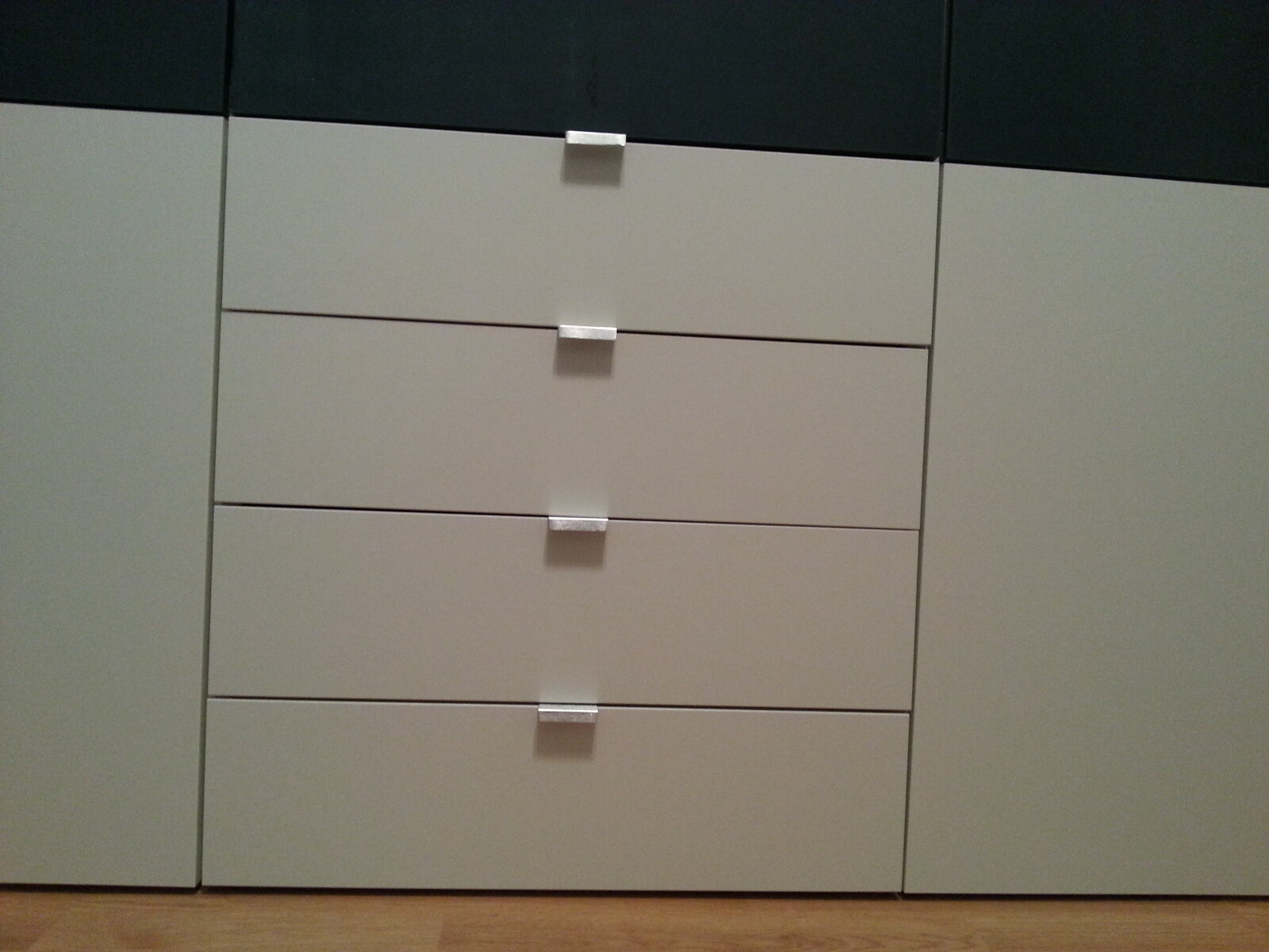 Heller moderner Schrank mit sechs flachen Schubladen und silbernen Griffen
