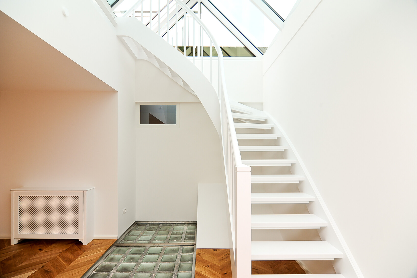 moderne-weisse-treppenhaus-innenraum-hell-glasdach-glasfenster.jpg