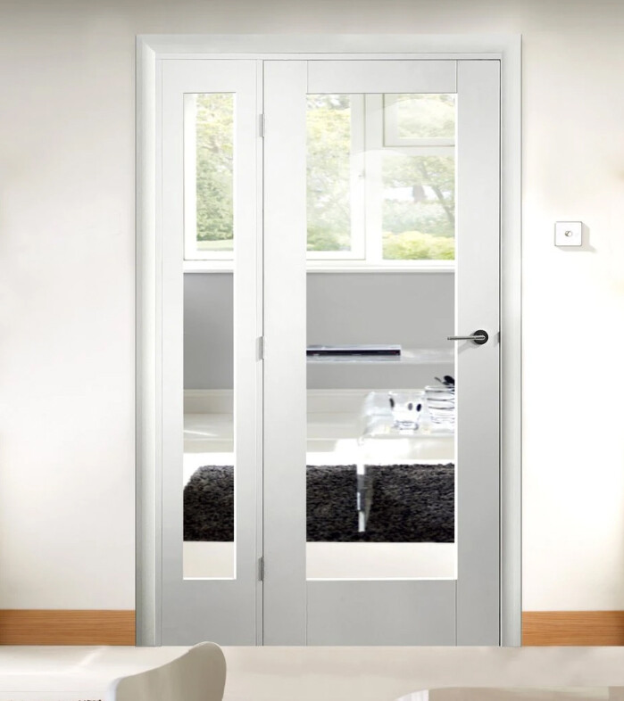Weiße Glas-Doppeltüren führen in einen hellen Wohnraum mit Fensterfront und Glas-Couchtisch.