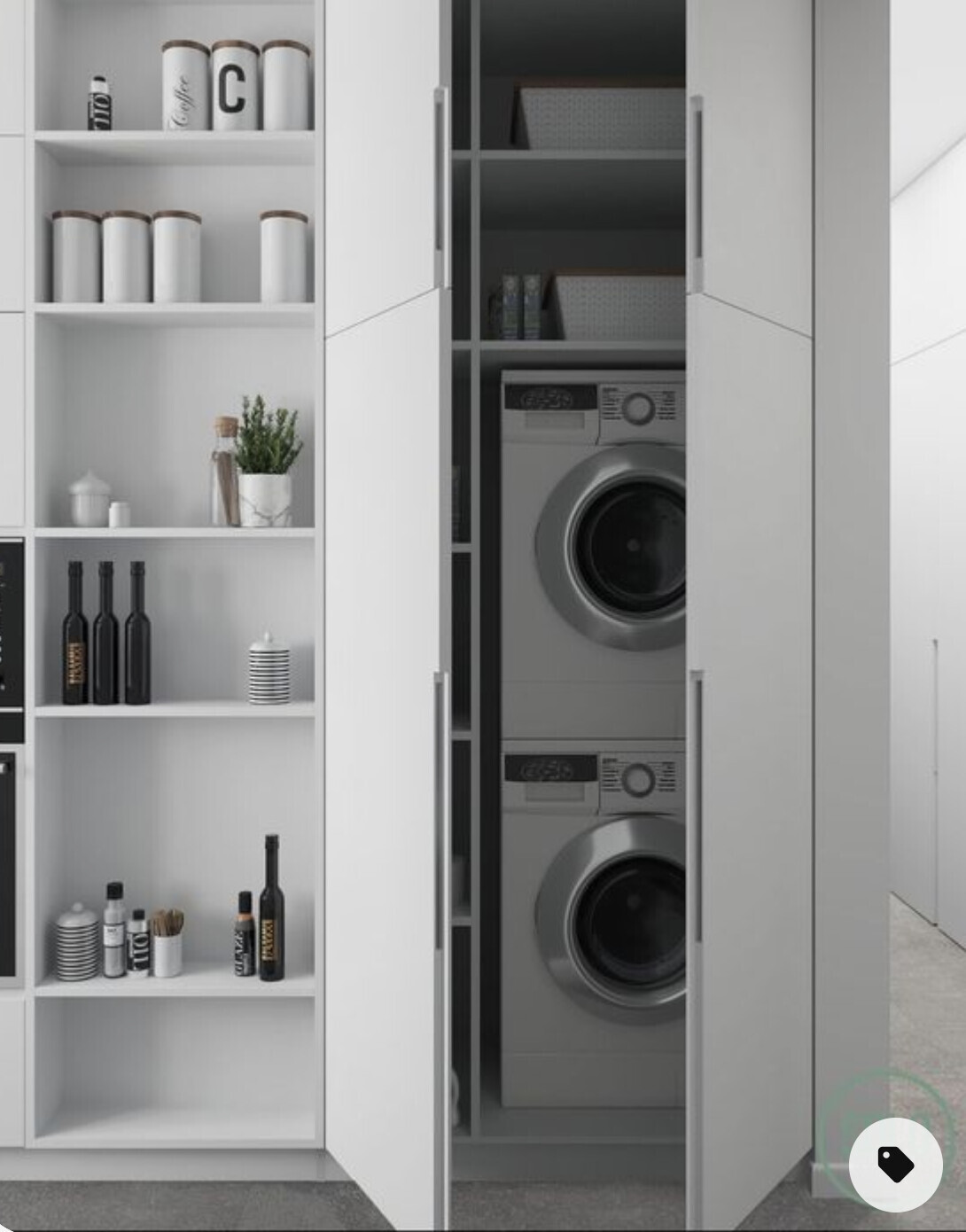 Moderne weiße Schränke mit offenen Regalen links; dahinter Waschmaschine und Trockner im Schrank.