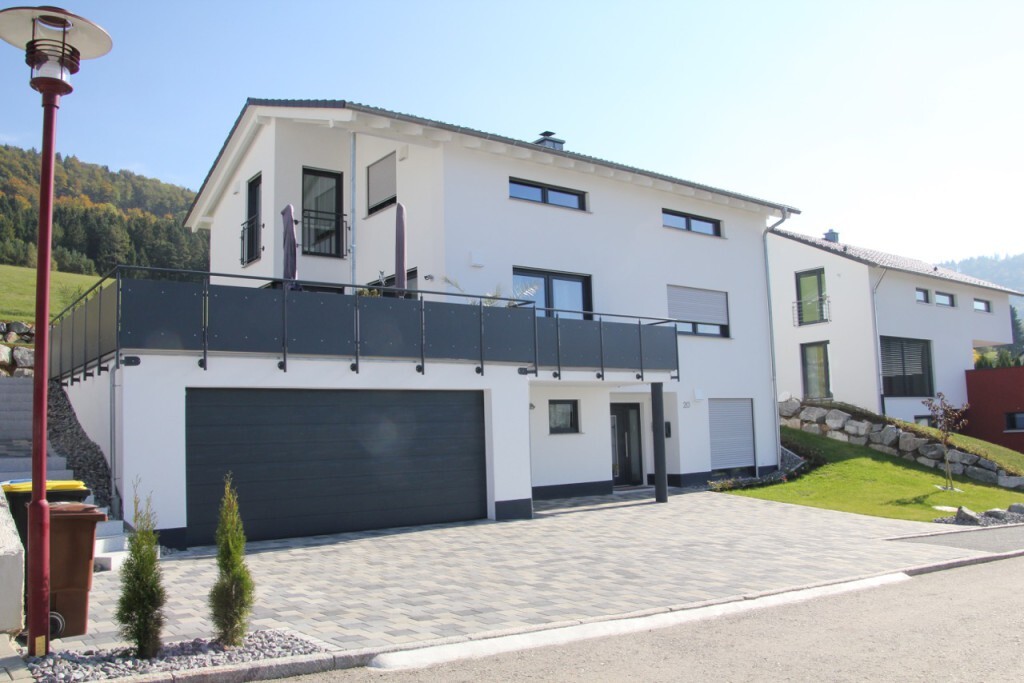 Moderne weiße Doppelhaushälfte mit Garage, Balkon und Hanglage