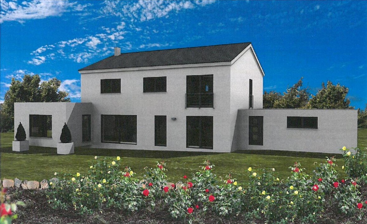 Modernes weißes Haus mit Flügeln, große Fenster, Garten mit Rosen im Vordergrund, blauer Himmel.