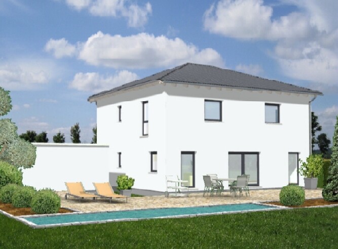 Modernes weißes Haus mit Garten, Terrasse und Swimmingpool.
