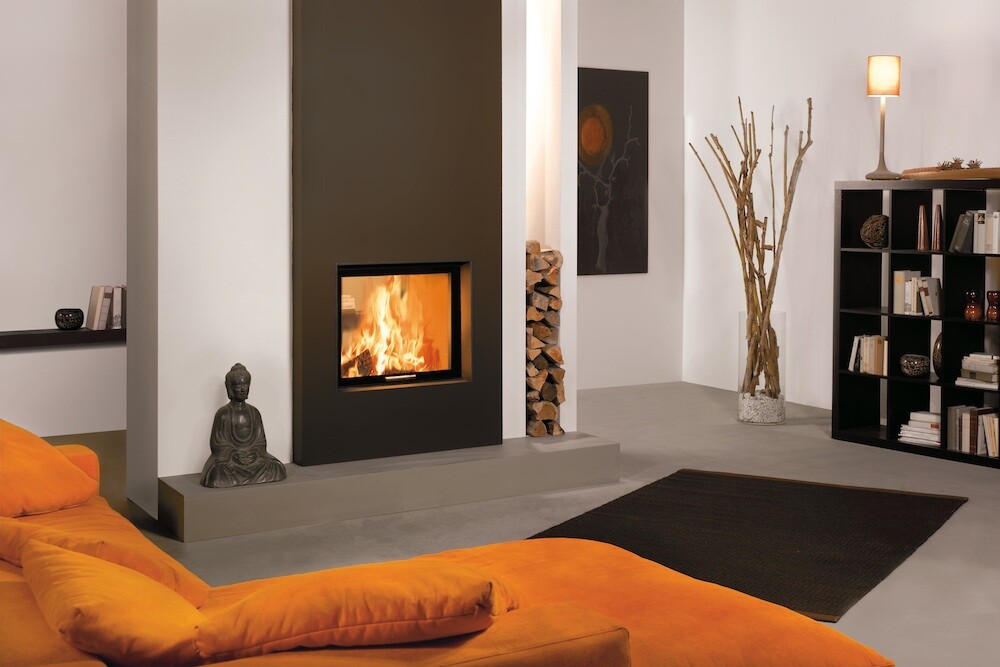 Modernes Wohnzimmer mit Kamin, orangefarbenem Sofa, Bücherregal und Deko